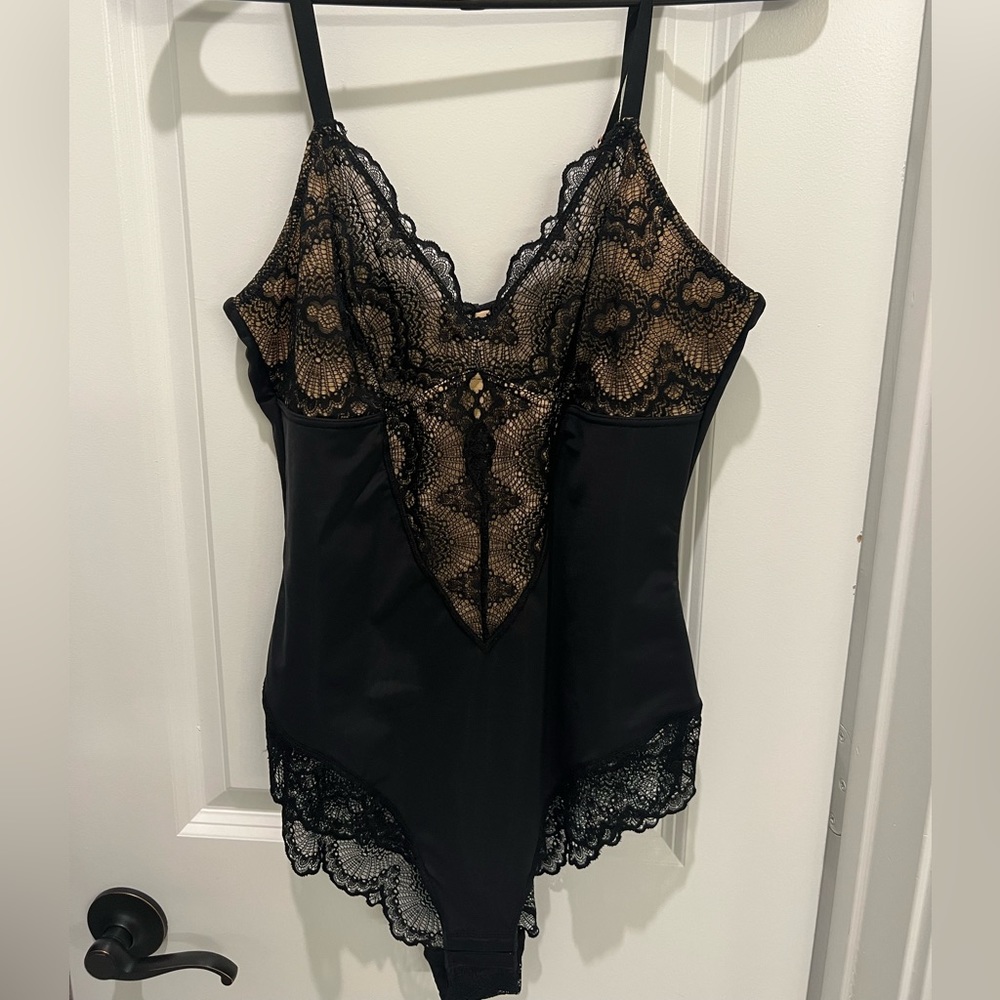 NWT Pinsy Sculpting Lace Shapewear Bodysuit- LARGE//Black